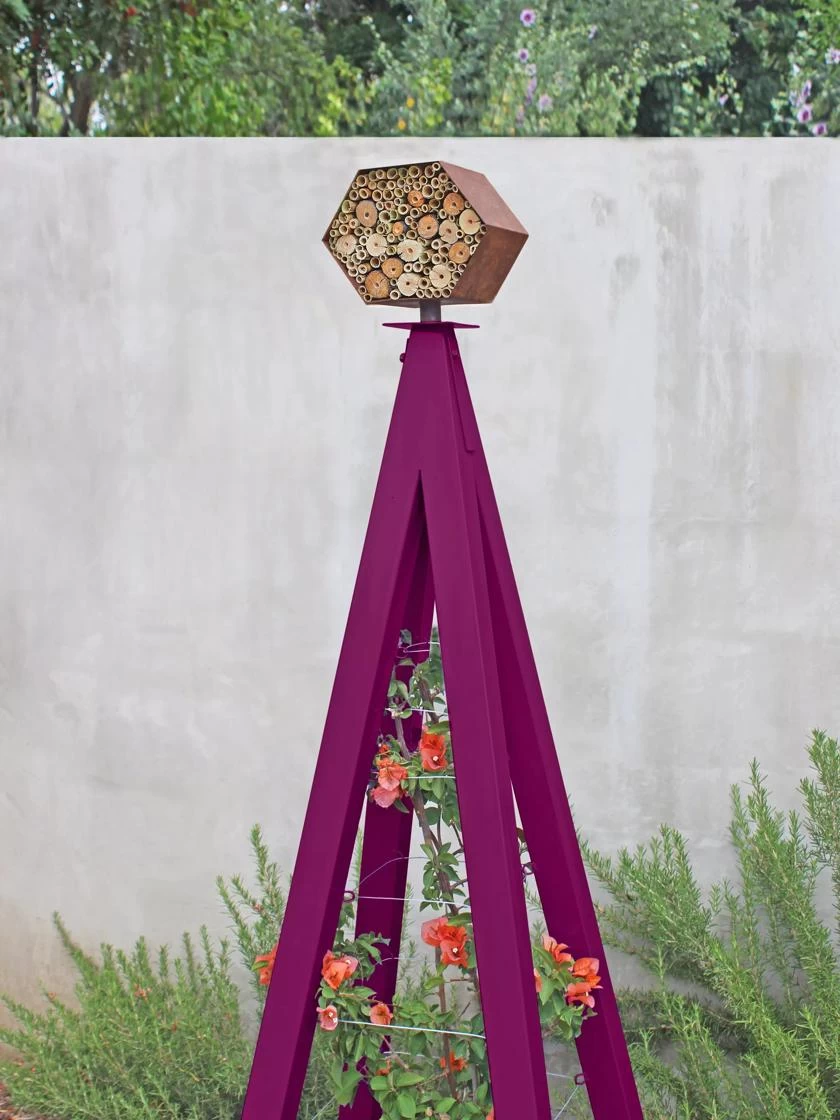 Bee Bungalow + Akoris Garden Tuteur Sr. 7 Bee Bungalow + Akoris Garden Tuteur Sr. - Image 7