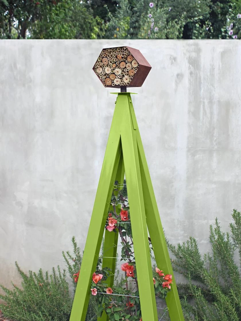 Bee Bungalow + Akoris Garden Tuteur Sr. 5 Bee Bungalow + Akoris Garden Tuteur Sr. - Image 5