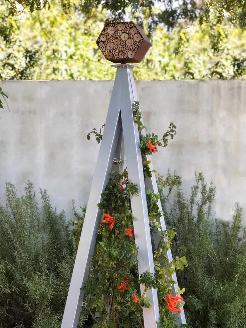 Bee Bungalow + Akoris Garden Tuteur Sr. 6 Bee Bungalow + Akoris Garden Tuteur Sr. - Image 6